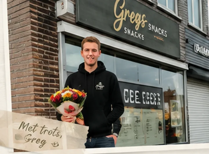 Greg met bloemen voor de gevel van Gregs Snacks